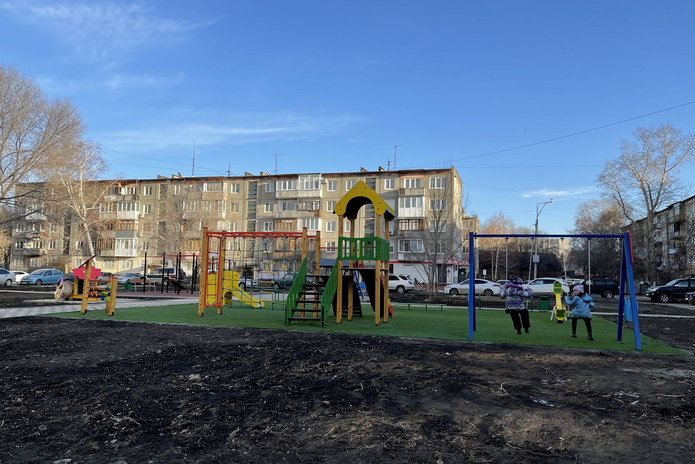 В Усть-Каменогорске новые детские площадки покрывают искусственным газоном